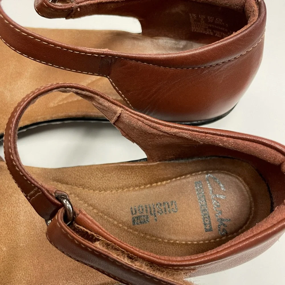 Clarks 13288 Soft Cushion Leather Ankle Strap Closed Sandals Womens Size 8 - Picture 3 of 6